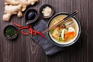 asiatiska miso ramen nudlar med ägg, tofu och enoki foto
