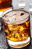 glas med alkoholhaltig dryck foto