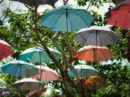 färgglada paraplybakgrund färgglada paraplyer. foto