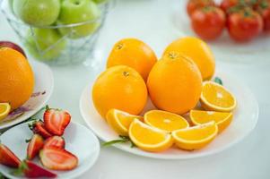 frukterna av hälsoälskare hälsosam frukt och hälsovård att äta hälsosam mat. till huden. frukten placeras i ett vackert bord, äpple aprikos, banan, apelsin, drake, placeras foto