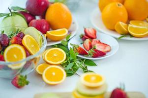 frukterna av hälsoälskare hälsosam frukt och hälsovård att äta hälsosam mat. till huden. frukten placeras i ett vackert bord, äpple aprikos, banan, apelsin, drake, placeras foto