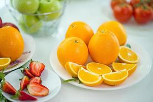 frukterna av hälsoälskare hälsosam frukt och hälsovård att äta hälsosam mat. till huden. frukten placeras i ett vackert bord, äpple aprikos, banan, apelsin, drake, placeras foto