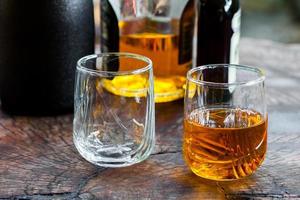 guldbrun whisky på klipporna i ett glas foto