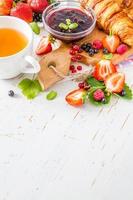 frukost - croissanter med jordgubbar, hallon och björnbär, te, sylt