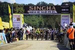 chiangrai, thailand - 29 nov 2014 - singha mountainbike-utmaning i singha park chiangrai i farm festival 2014. foto