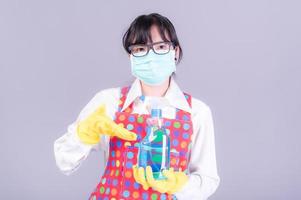 asiatiska kvinnor måste använda masker för att förhindra dammföroreningar och förhindra infektion från virus som sprids i luften genom att rengöra med spritspray foto