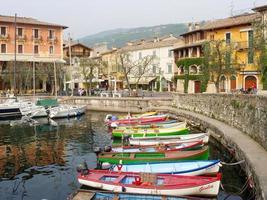 hamnen vid laggo margiore italien foto