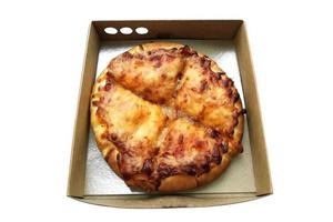pizza hemlagad billig isolat på vit bakgrund. foto
