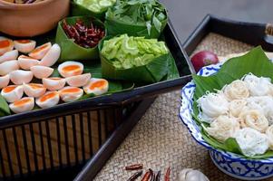 thai vermicelli ätit med curry foto