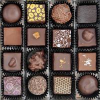 låda med olika chokladpraliner