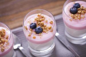 läcker dessert, flingor översvämmade i två smaker yoghurt foto