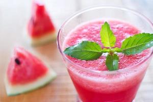vattenmelon smoothie frisk med mynta ört på trä