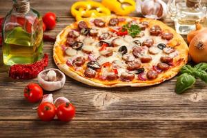 pizza med ingredienser foto