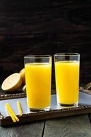 färsk apelsinjuice med ingefära