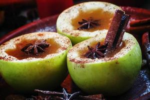 äppelcider äpplen i halvor med kanel och anis foto