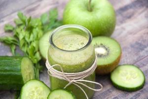 grön smoothie med gurka, kiwi och äpplen foto