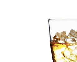 glas whisky och is på en vit bakgrund foto