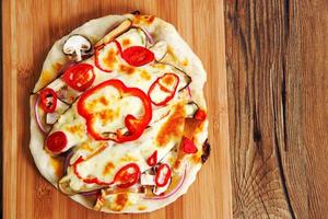 hemgjord vegeterian margarita pizza på bordet foto