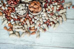 diverse nötter för en bakgrund mandel, valnöt, cashew, pistagenötter, hasselnötter, jordnötter, macadamia samling av olika sorter av nötter. sammansättning med torkad frukt hälsosam mat. organisk. foto