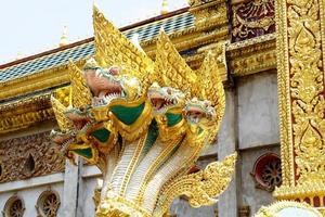 naga staty i ett thailändskt tempel foto