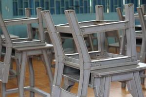 elevbänkar och stolar är gjorda av plast i klassrummet. foto