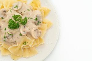 farfalle pasta med svamp vit gräddsås foto