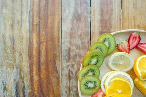 frukterna av hälsoälskare hälsosam frukt och hälsovård att äta hälsosam mat. till huden. frukten placeras i ett vackert bord, äpple aprikos foto