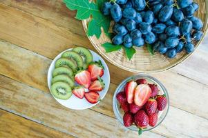 frukterna av hälsoälskare hälsosam frukt och hälsovård att äta hälsosam mat. till huden. frukten placeras i ett vackert bord, äpple aprikos foto
