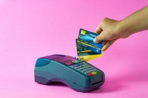 betalningsmoment med kreditkort genom terminal affärslösningar, framgång och strategikoncept. foto