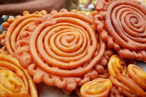 jalebi indiska sötsaker i lokal butik foto