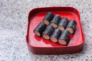 sjögräsrullar serverades på den röda tallriken i restaurangen shabu sukiyaki. foto