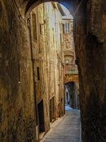 gammal italiensk stad med en ensam gata foto