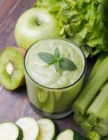 grön smoothie, grönsaker och frukt