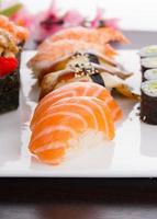 japansk kokkonst. uppsättning sushi nigiri på vit platta.
