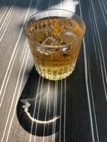 ginger ale longdrink eller highball i dricksglas på bordet foto