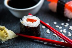 sushi, pinnar och wasabi