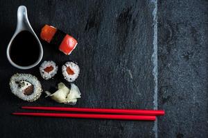 japansk sushi med pinnar från ovan foto