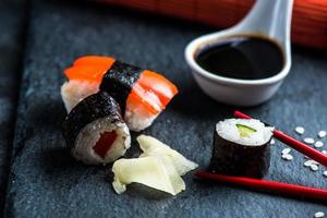 sushi urval på svart skiffer
