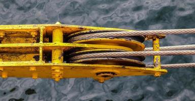 detaljerad närbild detalj av rep och rep i riggen av en gammal trä vintage segelbåt foto