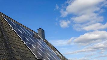 solpaneler som producerar ren energi på ett tak i ett bostadshus foto