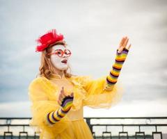 street mime, försöker sväva i luften foto