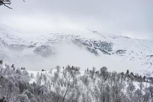 täckt med snö Kaukasus berg foto
