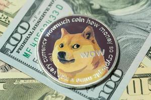dogecoin doge ingår med kryptovaluta mynt på stack 100 hundra nya amerikanska dollar pengar amerikanska virtuella blockchain-teknologi framtiden är pengar koncept närbild och makrofotografering. foto