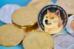 dogecoin doge-grupp ingår med kryptovaluta mynt bitcoin, ethereum eth, binance coin, zcash tron symbol virtuell blockchain-teknologi framtid är pengar koncept närbild och makrofotografering foto