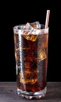 glas cola med is foto