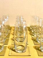 förbereder glas och tornvatten för seminarier eller träningsklasser eller för dryck under fikapausen foto