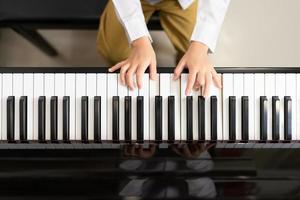 ovanifrån pojke hand spelar piano foto