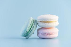 söta franska macaroons tårta pastellfärgade eller macarons med vintage pastellblå färgad bakgrund foto