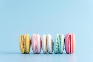 söta franska macaroons tårta pastellfärgade eller macarons med vintage pastellblå färgad bakgrund foto