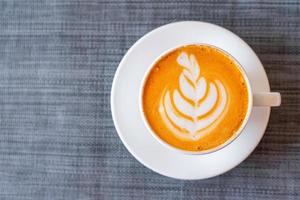 latte kaffe eller cappuccino kaffe i vit kopp med vacker latte art foto
